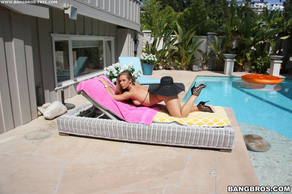 Nicole Aniston - Seducing the Pool guy | Picture (40)