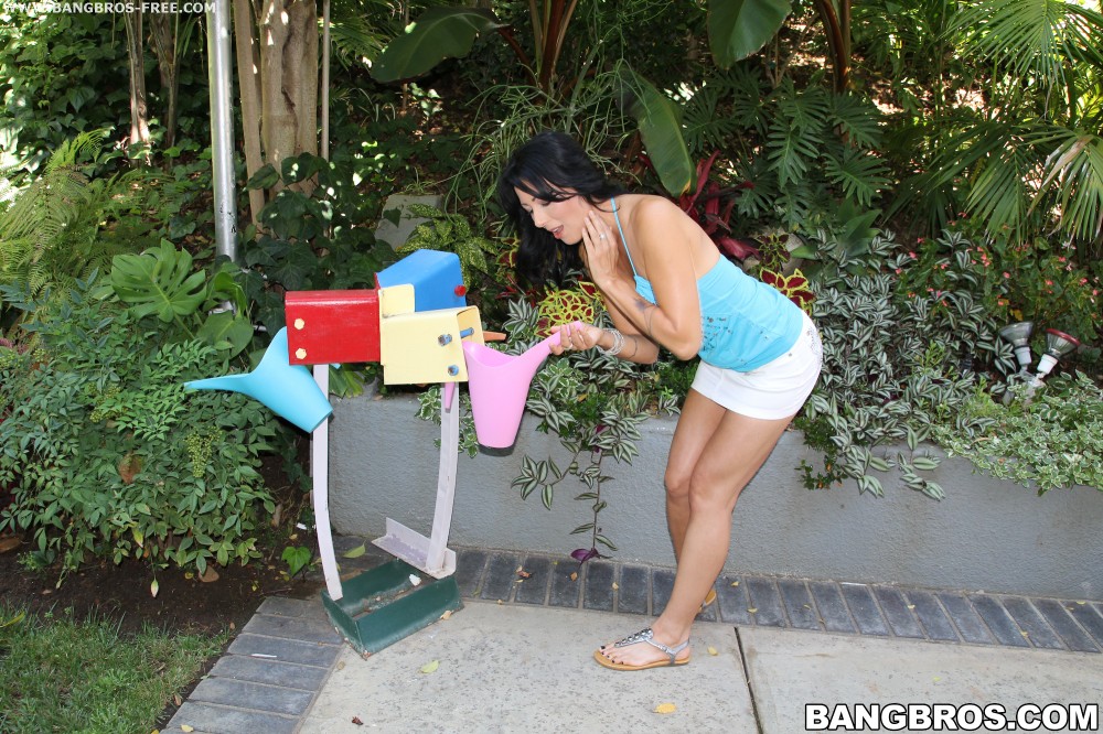 Zoey Holloway - Zoey Likes Monster Pool Sticks | Picture (8)