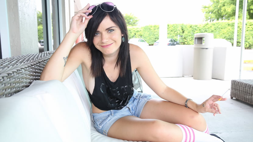 New amateur pussy came by to fuck