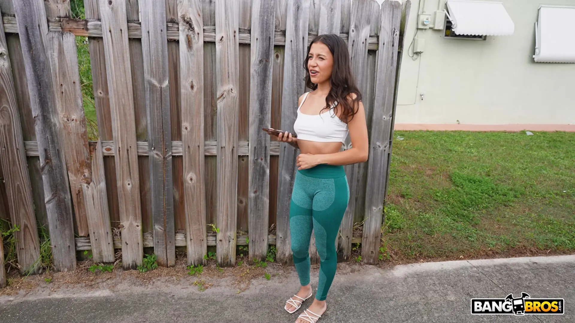 Amira Mae - Intrigado por un pico de pollo | Picture (64)