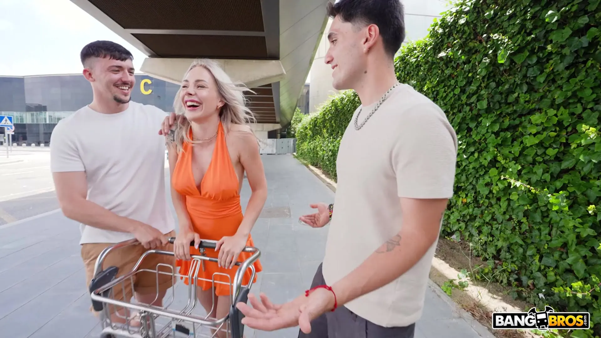 Angie Lynx - ¡De la puerta c a la puerta trasera! | Picture (41)