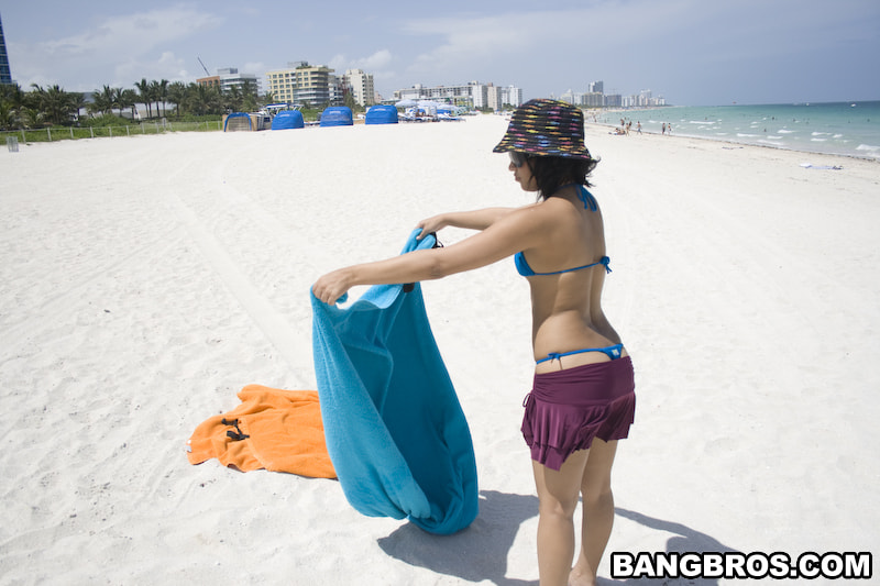 At The Beach With Anna's Sexy Ass