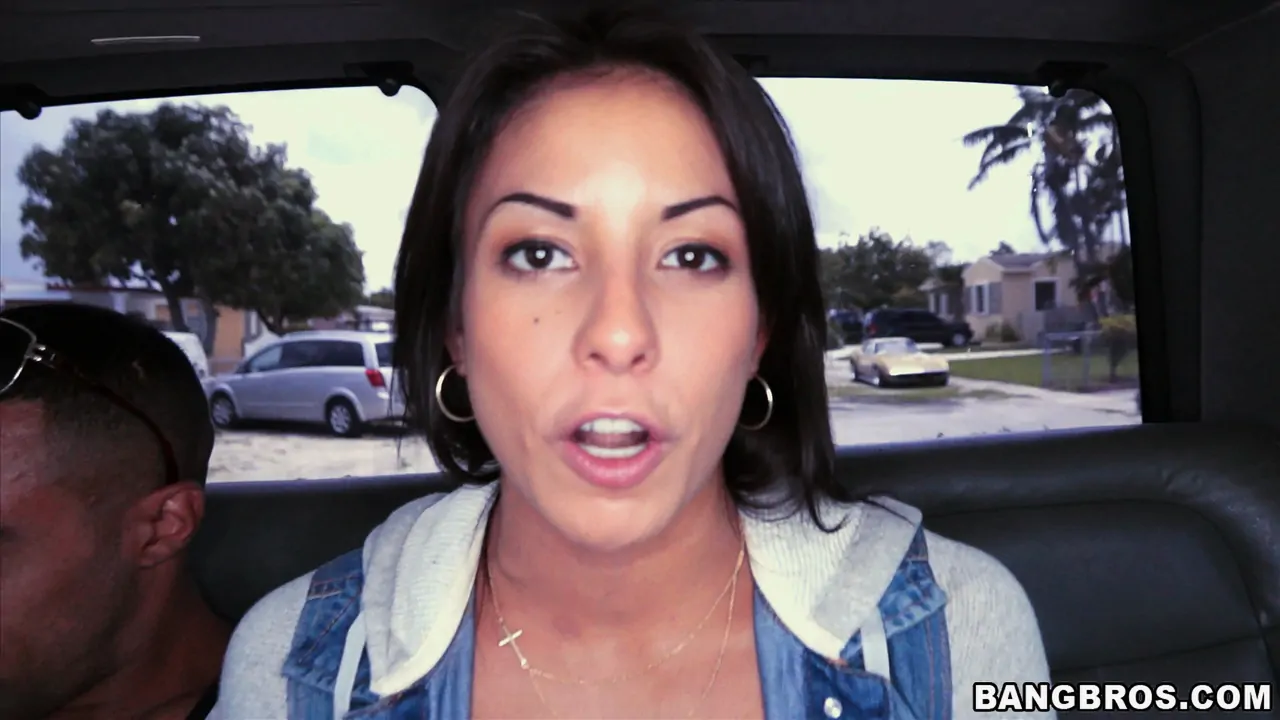Bethany - Ninfómana amante del sexo anal encontrada en BangBus | Picture (264)
