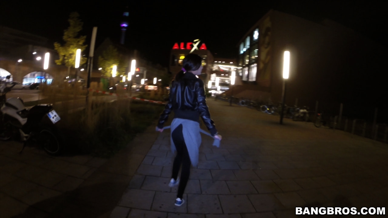 Bonnie Rotten Squirts In Public!