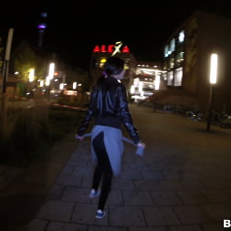 Bonnie Rotten Squirts In Public!