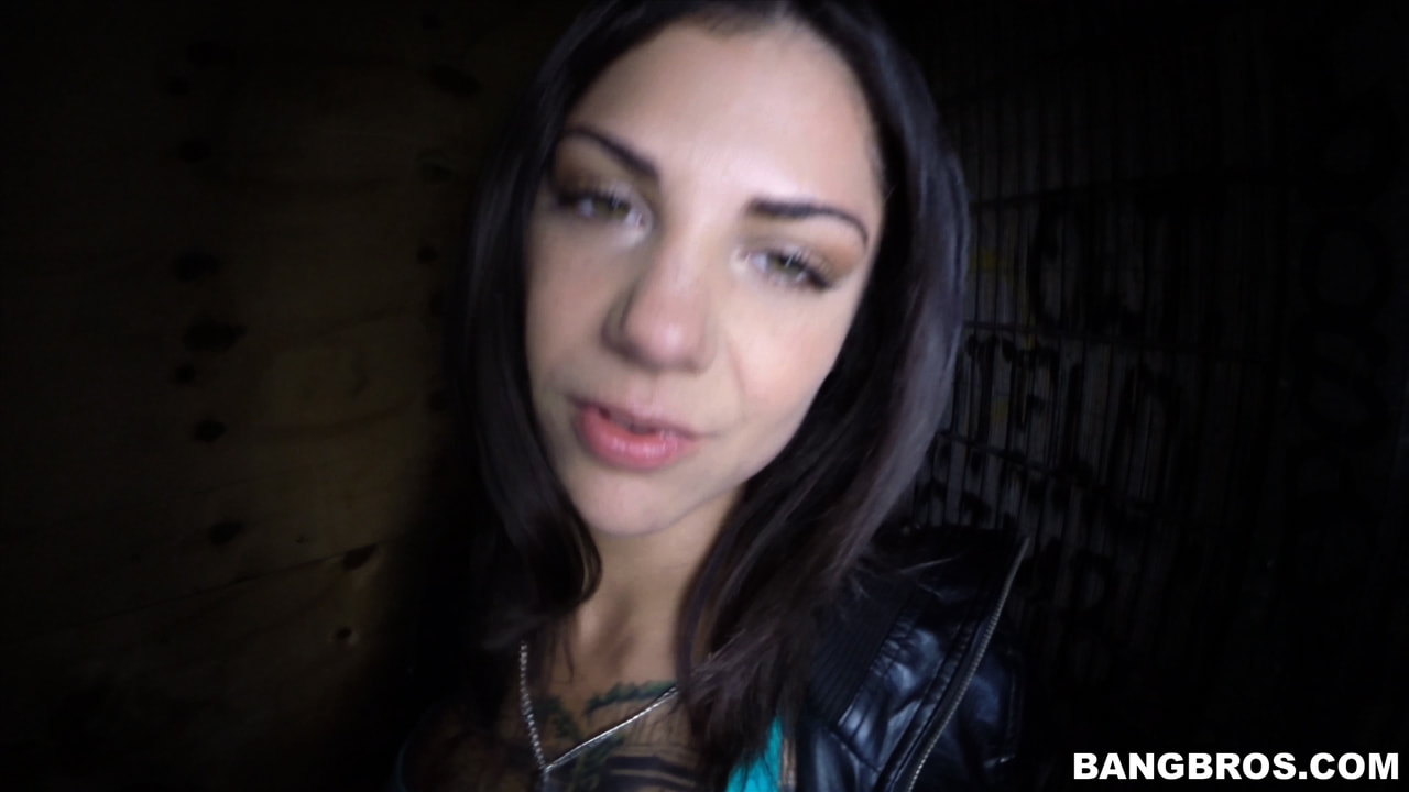 Bonnie Rotten Squirts In Public!