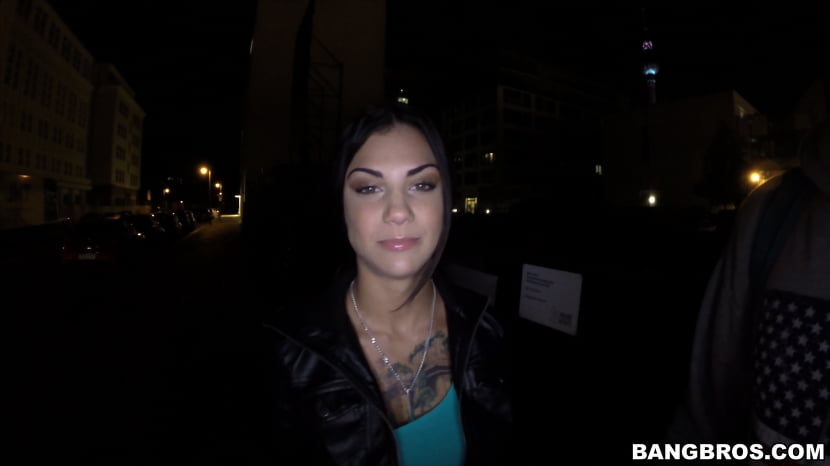 Bonnie Rotten Squirts In Public!