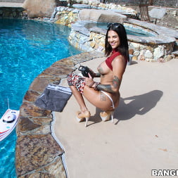 Bonnie Rotten squirts everywhere