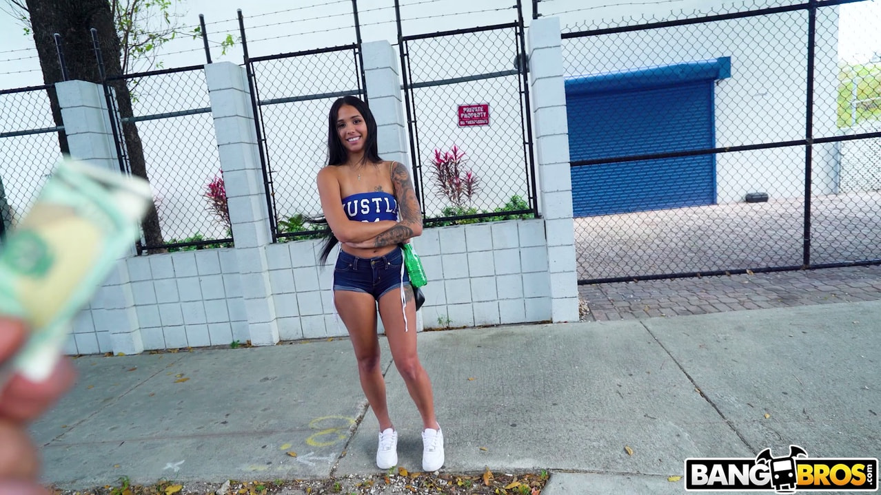 Colombian Baddie Fucks For Cash