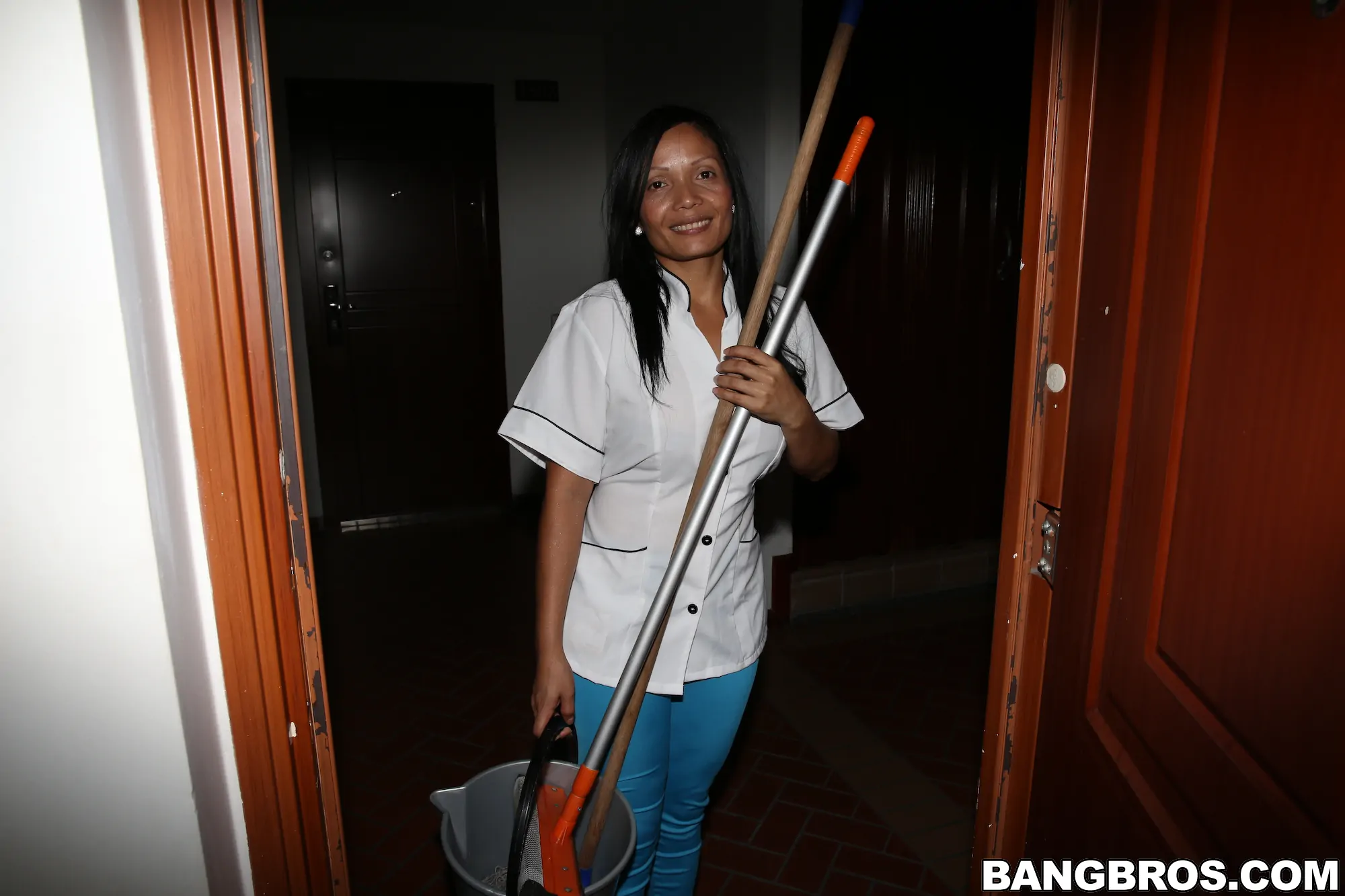 Casandra - MILF latina limpia y luego follada | Picture (1)