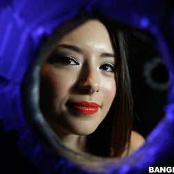 Daisy Summers Does the Glory Hole