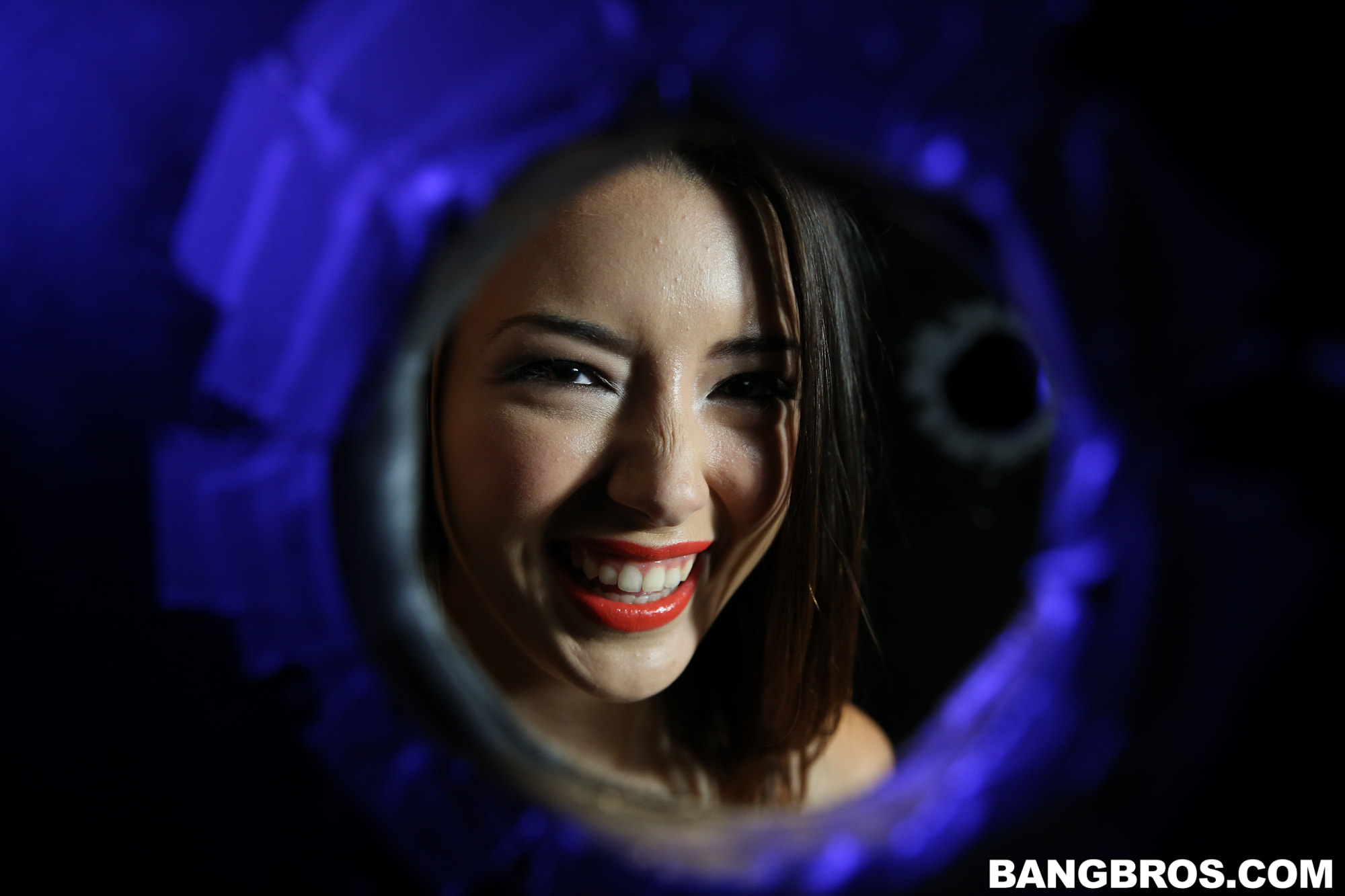 Daisy Summers Does the Glory Hole