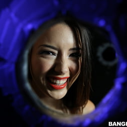 Daisy Summers Does the Glory Hole
