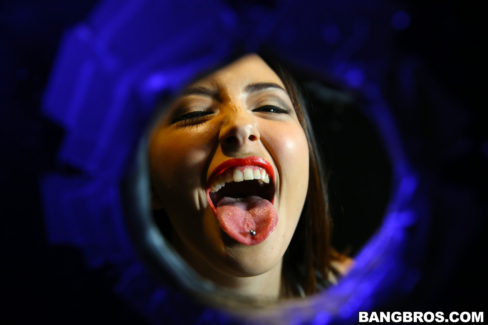 Daisy Summers Does the Glory Hole