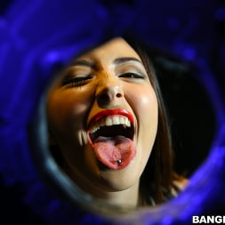Daisy Summers Does the Glory Hole