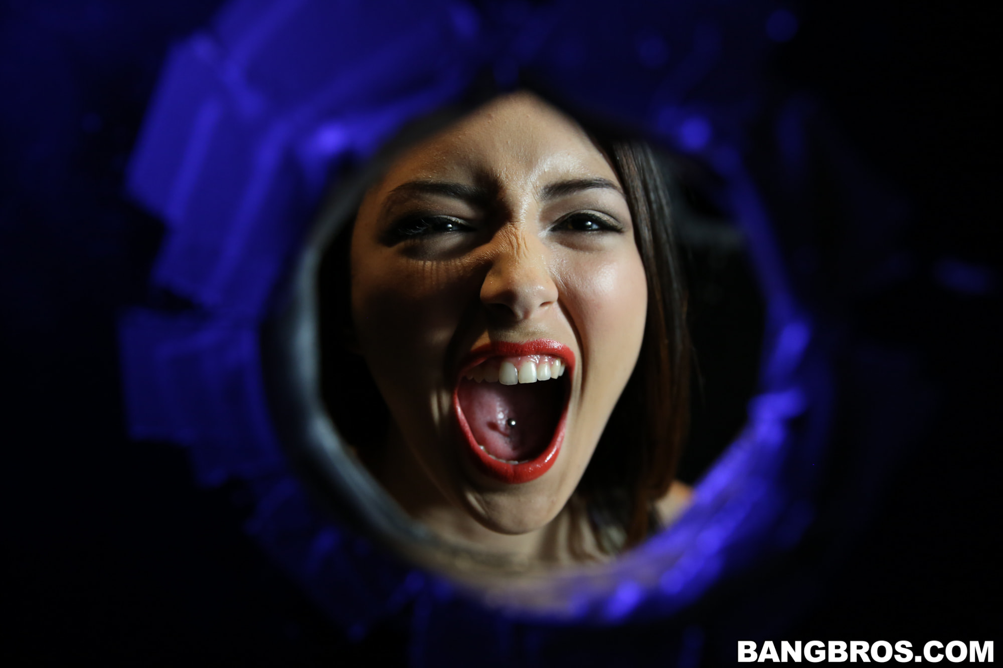 Daisy Summers Does the Glory Hole