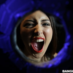 Daisy Summers Does the Glory Hole
