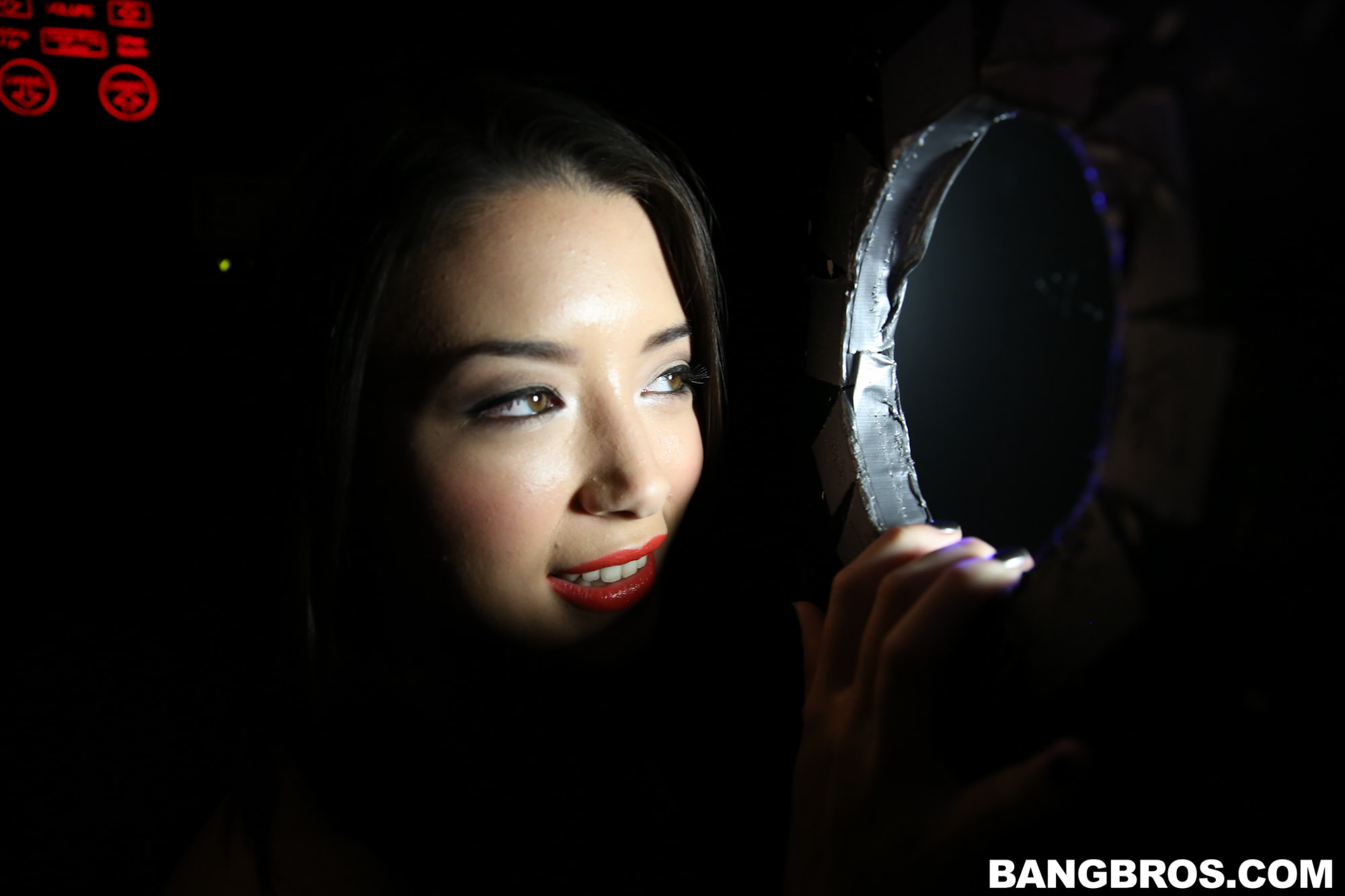 Daisy Summers Does the Glory Hole