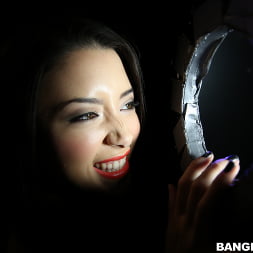 Daisy Summers Does the Glory Hole