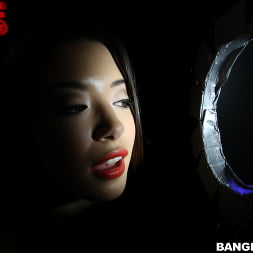 Daisy Summers Does the Glory Hole