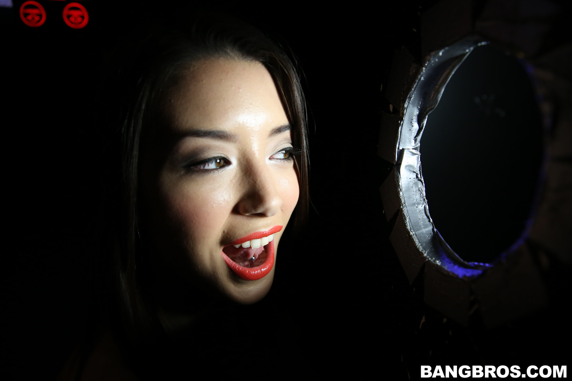 Daisy Summers Does the Glory Hole