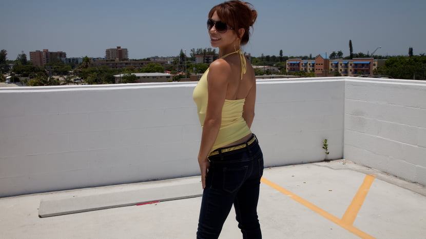 ¡La polla mantiene a esta MILF luciendo joven!