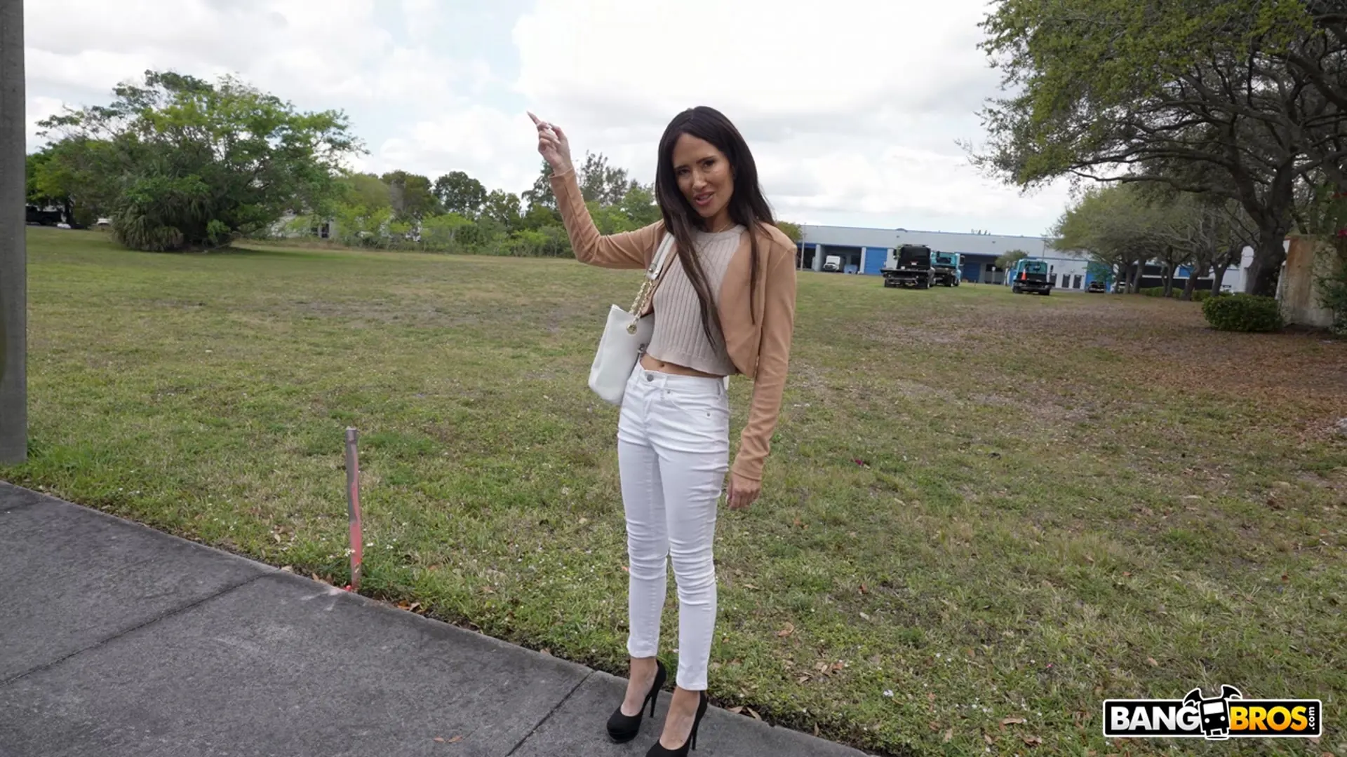 Izi Blu Sky - Spreading Pussy For Cash | Picture (56)