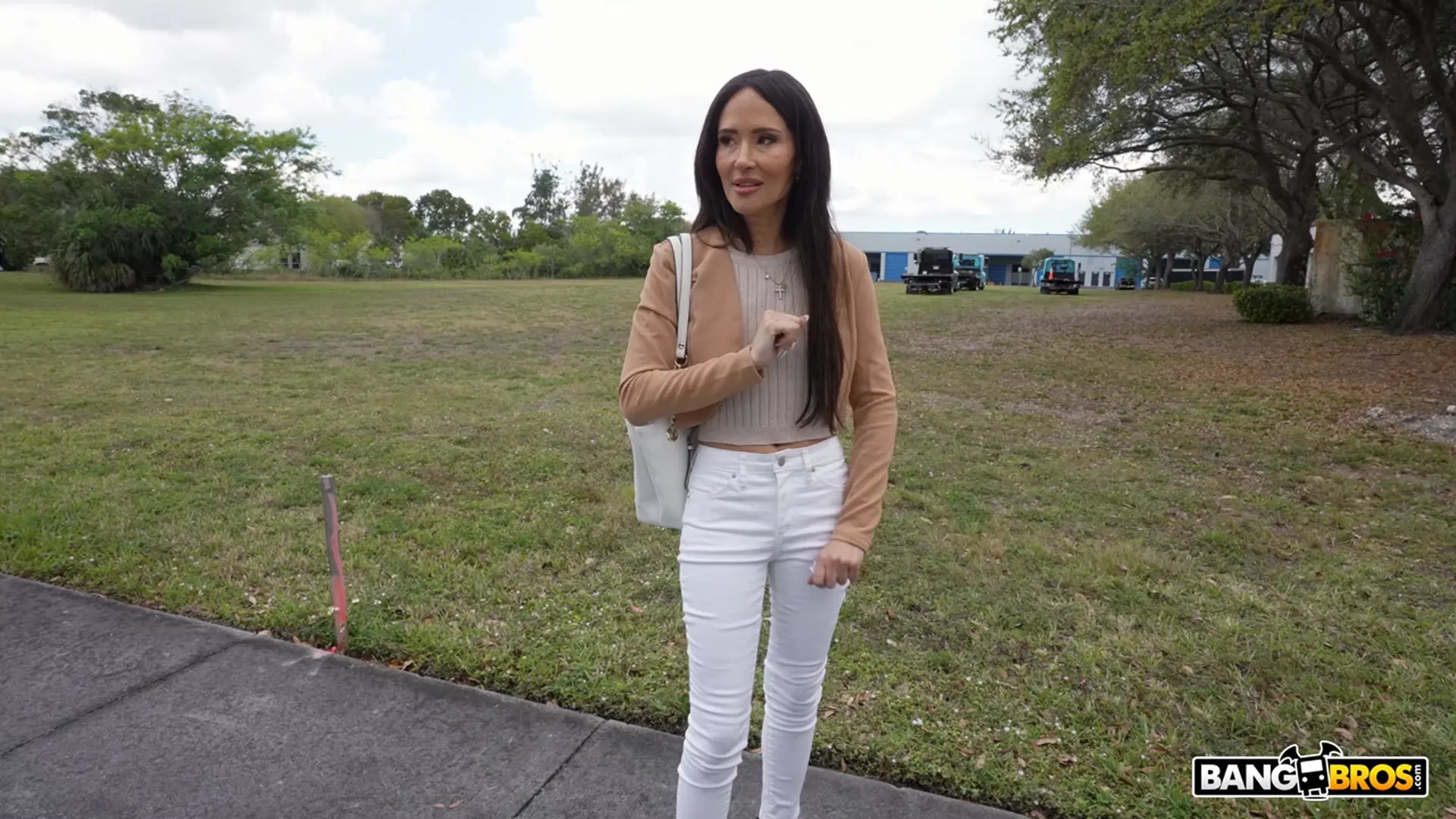 Izi Blu Sky - Spreading Pussy For Cash | Picture (112)