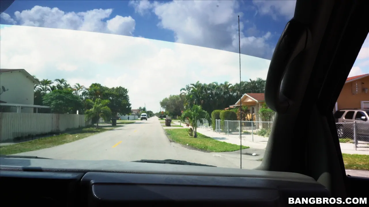 Jessi - Jessi and her Bangin' Ride through Hialeah | Picture (1)