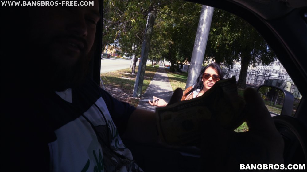 Jessi - Jessi and her Bangin' Ride through Hialeah | Picture (21)