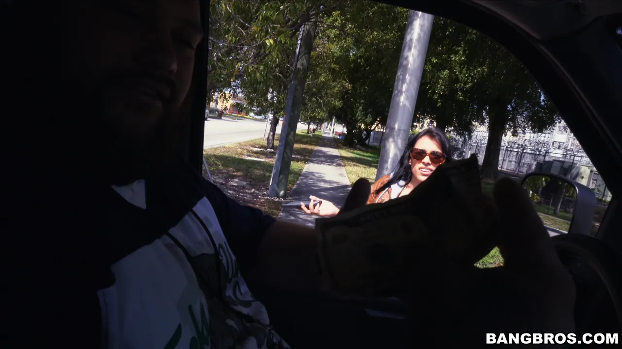 Jessi - Jessi and her Bangin' Ride through Hialeah | Picture (21)