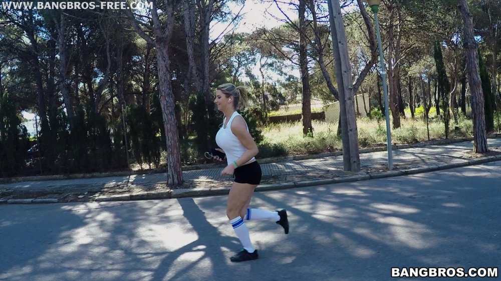 Katerina - Busty Katrina Goes For A Jog | Picture (34)