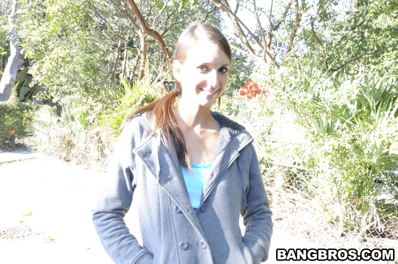 Katie Jordin - Garganta profunda con el palo de mojito | Picture (1)