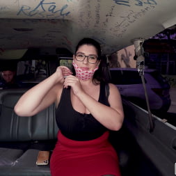 Gold-Digger Hops in The Bus