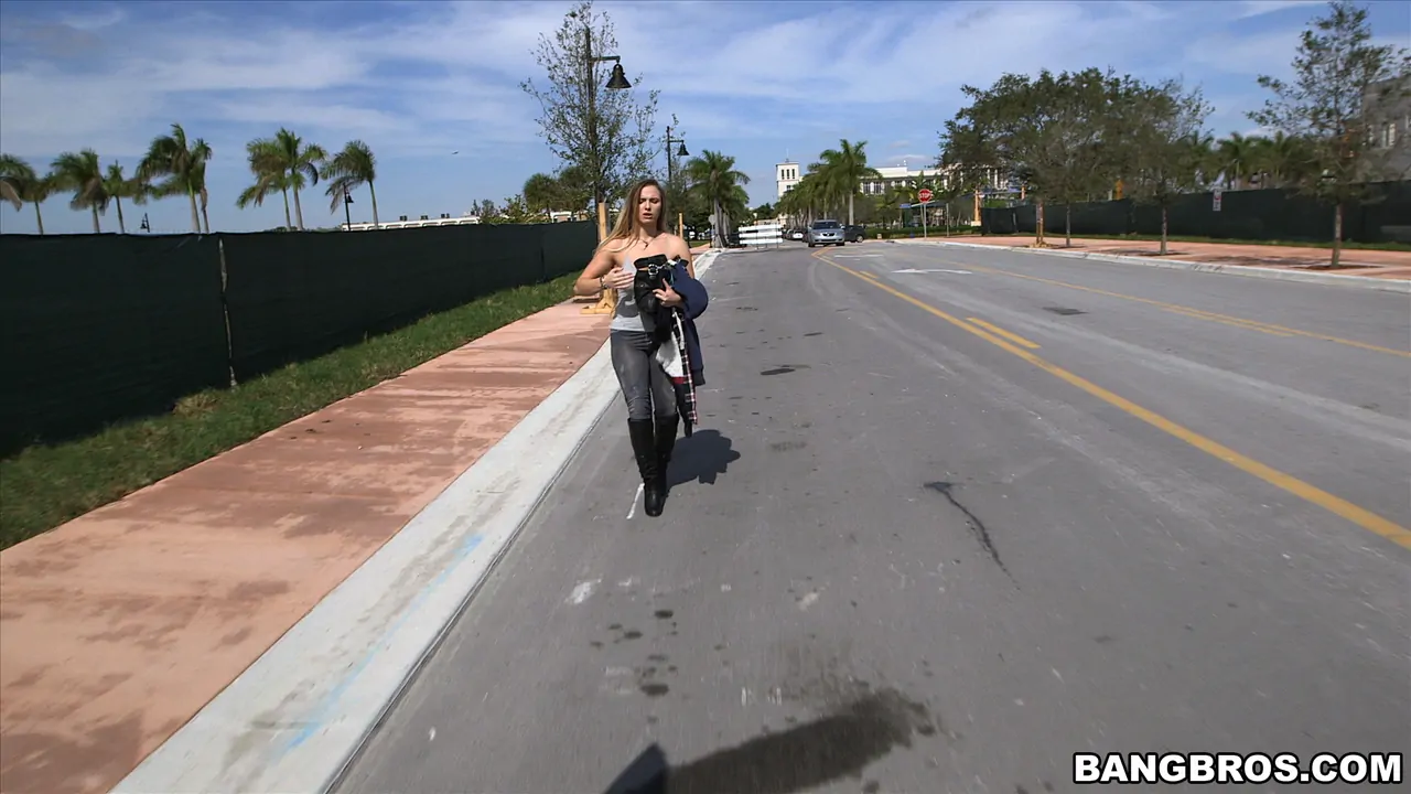 Layna Landry - Chica blanca de gran trasero viaja en autobús | Picture (930)