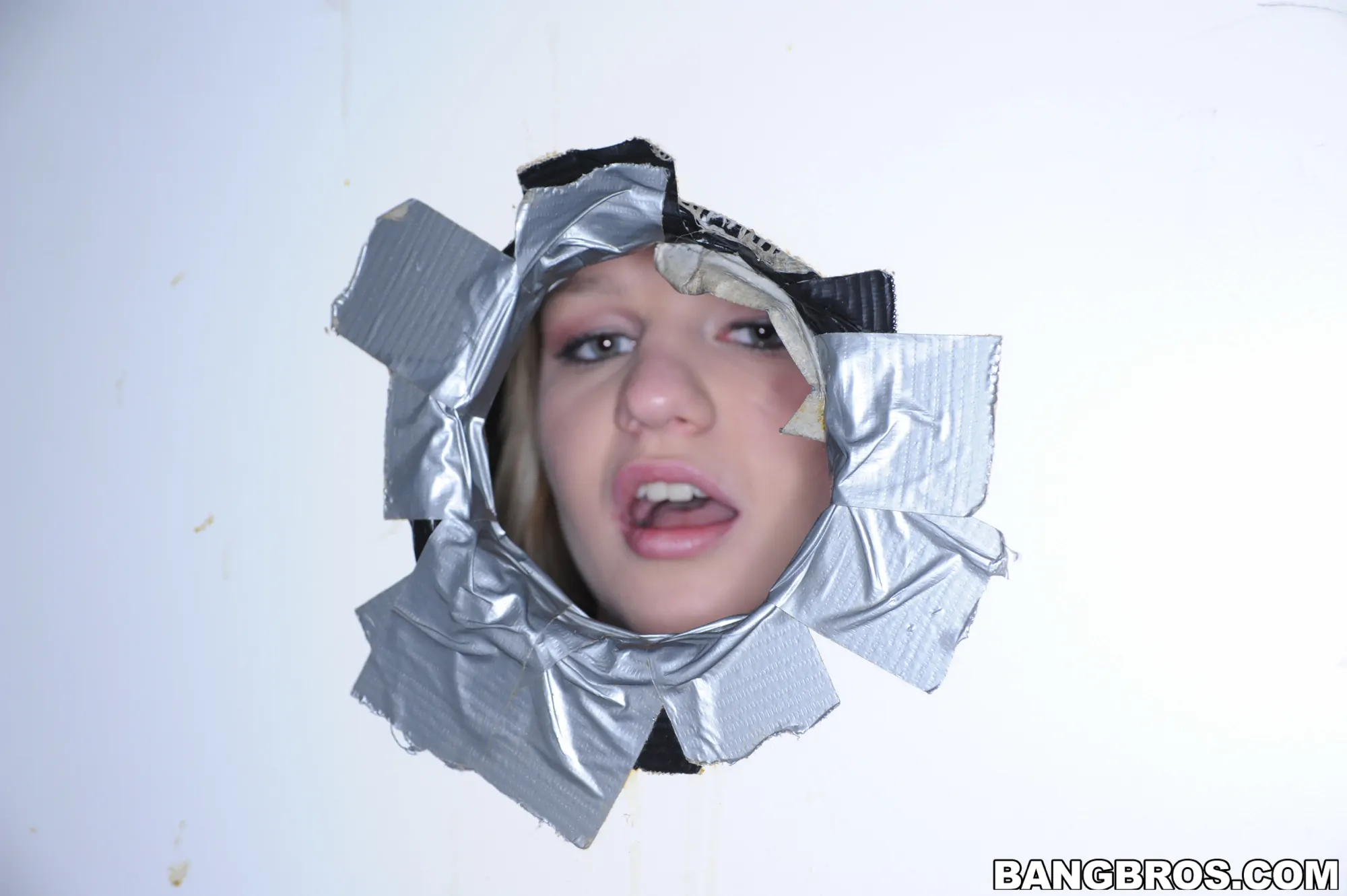 Maci More - Su primera mamada y follada en el gloryhole | Picture (6)