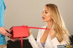 Nicole Aniston - Nicole Aniston's Present | Picture (115)