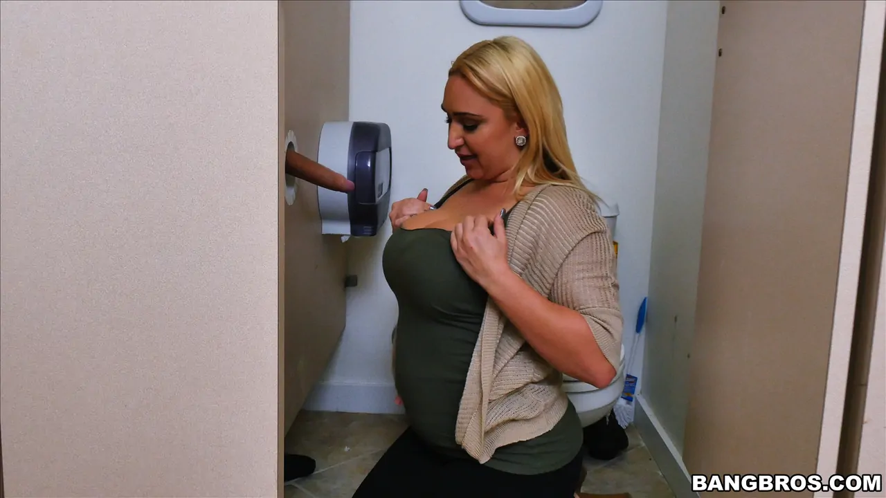 Nina Kayy - Nina Kayy in the new glory hole | Picture (11)