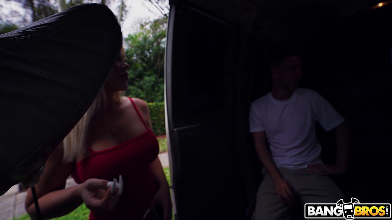 Lap Dancing with Paris Banks