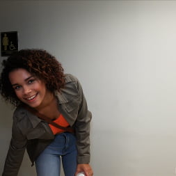 Raven quiere probar el glory hole