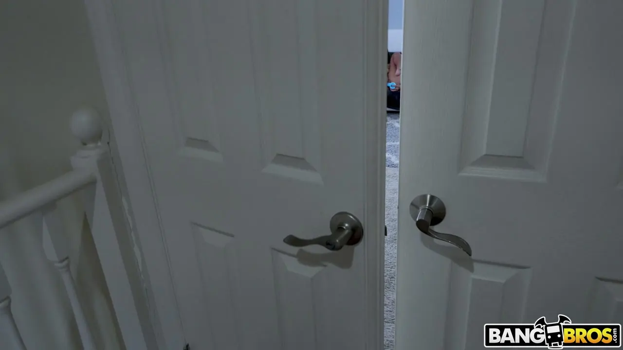 Scarlit Scandal - Scarlit Fucks Her Stepbrother | Picture (1)