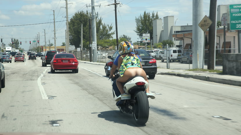 Conducir desnudo en motocicleta