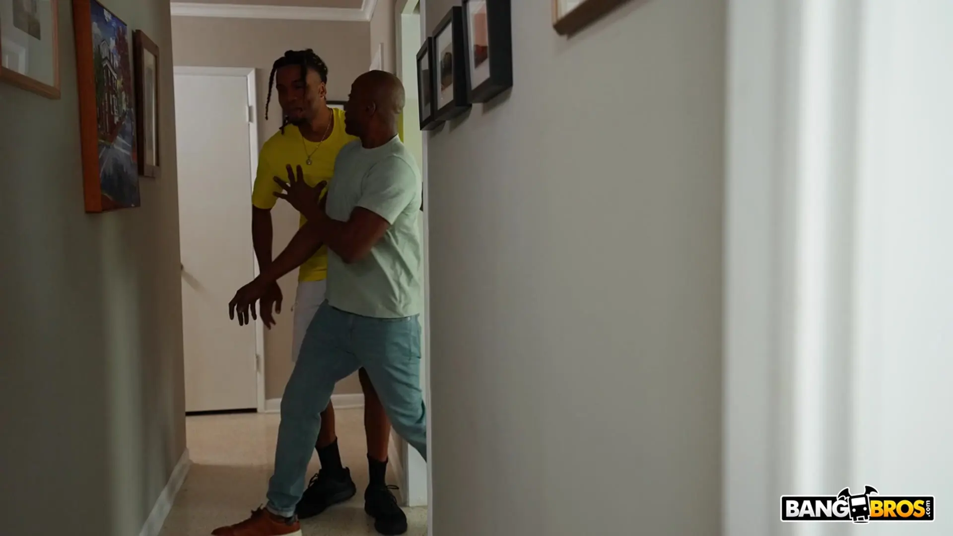 Vivian Taylor - Una morena con pecho grande pone duros dos penes | Picture (75)