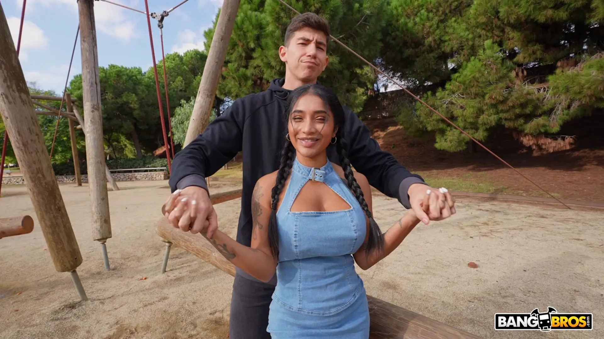 Yasmina Khan - Squirting Outside | Picture (100)